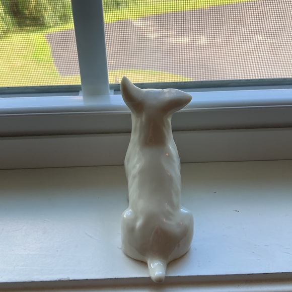 Belleek Ireland White Porcelain Dog Statue, Good condition, one ear was fixed - Picture 2 of 5